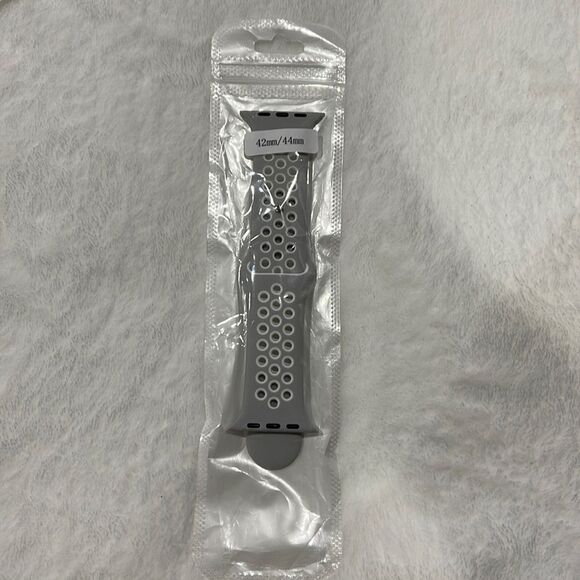 NWOT Apple Watch sports band (42/44) - Picture 3 of 3